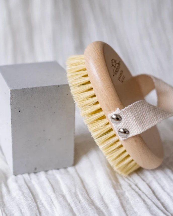 Beech Dry borste främjar ämnesomsättningen, exfolierar och ljusar upp huden -