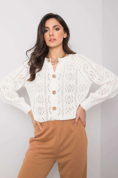 Ecru Och Bella kofta napit kiinni, näyttää muodión ja pituuden. Ecru cardigan Och Bella visar passform och längd